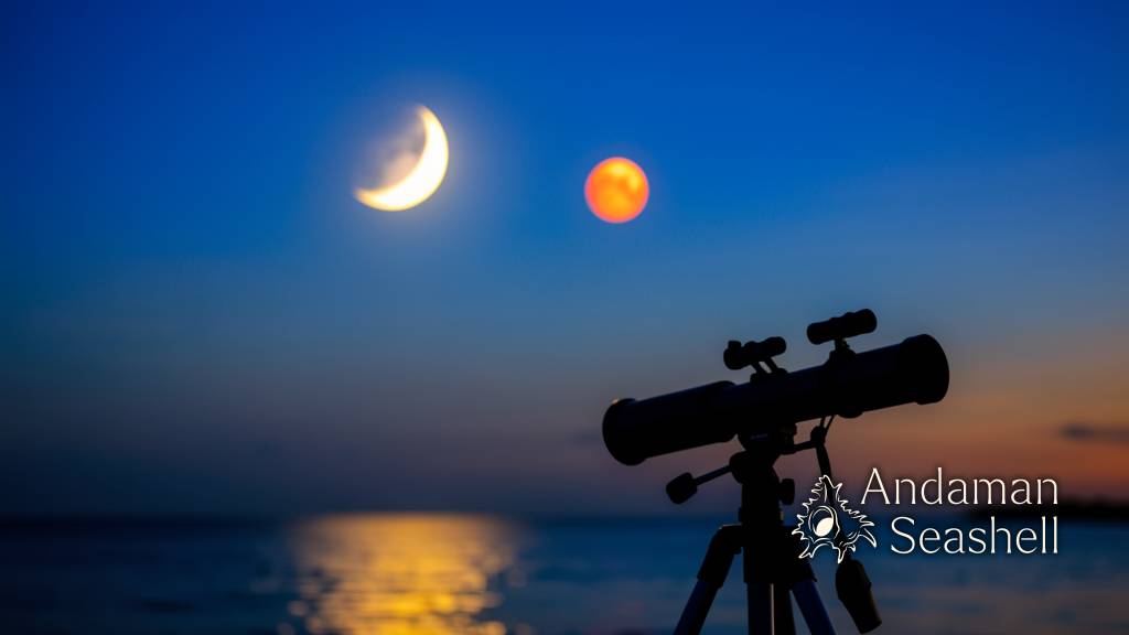 July’s Sky Has a Tiny Comet, a Thin-Ringed Saturn, and a Moon-Planet Meet-Up