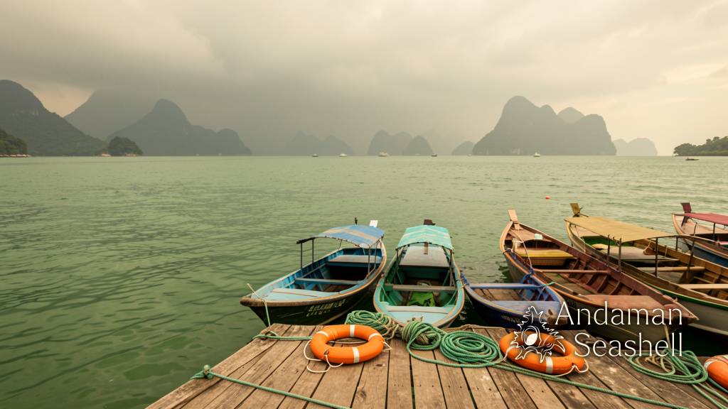 เรือจอดพักที่ท่าเรือทับละมุในช่วงกรีนซีซัน